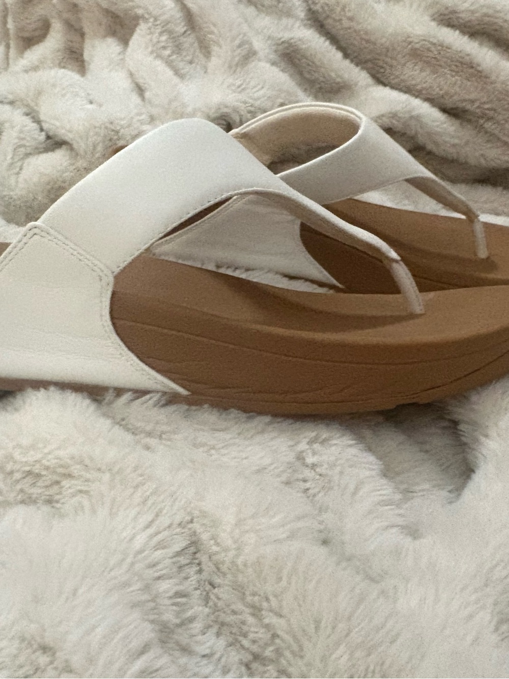 Fitflop LuLu Toe-Post sandals. Color White.  Size 9. - Picture 11 of 12